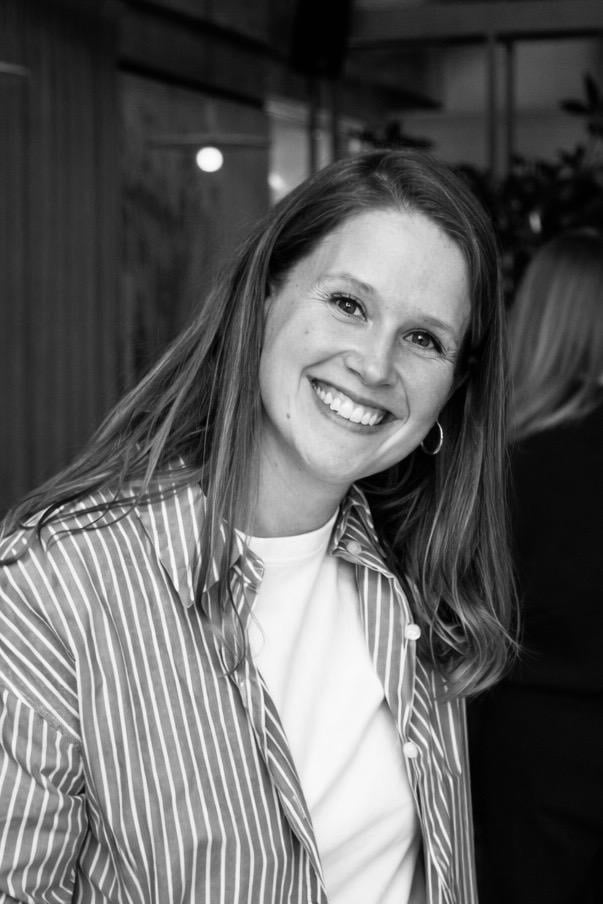 Mirjam de Leeuw — wandelend in de natuur